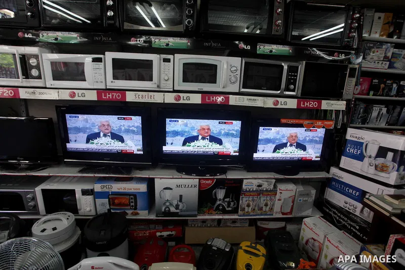 Palestinians watch TV as President Mahmoud Abbas (Abu Mazen), delivers speech to discusses the economic situation in the West Bank and Gaza strip, on Sep. 08, 2012. Photo by Ashraf Amra