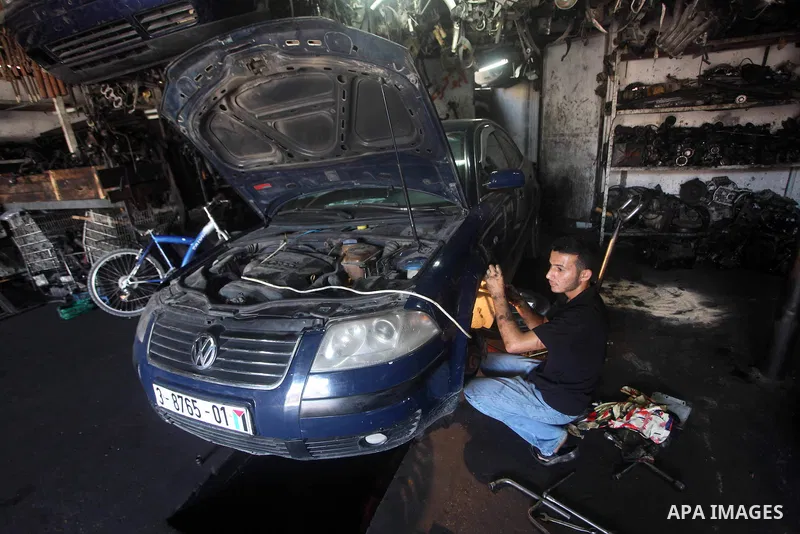 A Palestinian auto mechanic works at his workshop in Gaza city, on September 08, 2012. Photo by Ashraf Amra