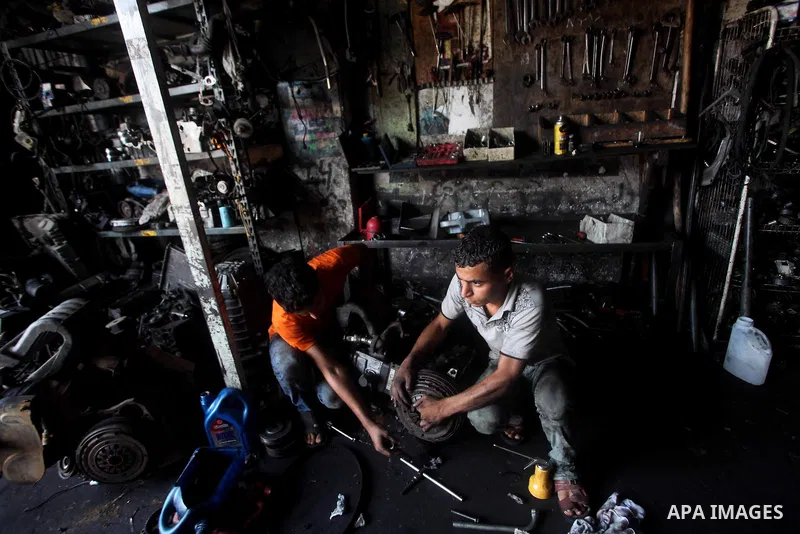 Palestinian auto mechanics work at their workshop in Gaza city, on September 08, 2012. Photo by Ashraf Amra