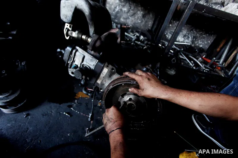 A Palestinian auto mechanic works at his workshop in Gaza city, on September 08, 2012. Photo by Ashraf Amra