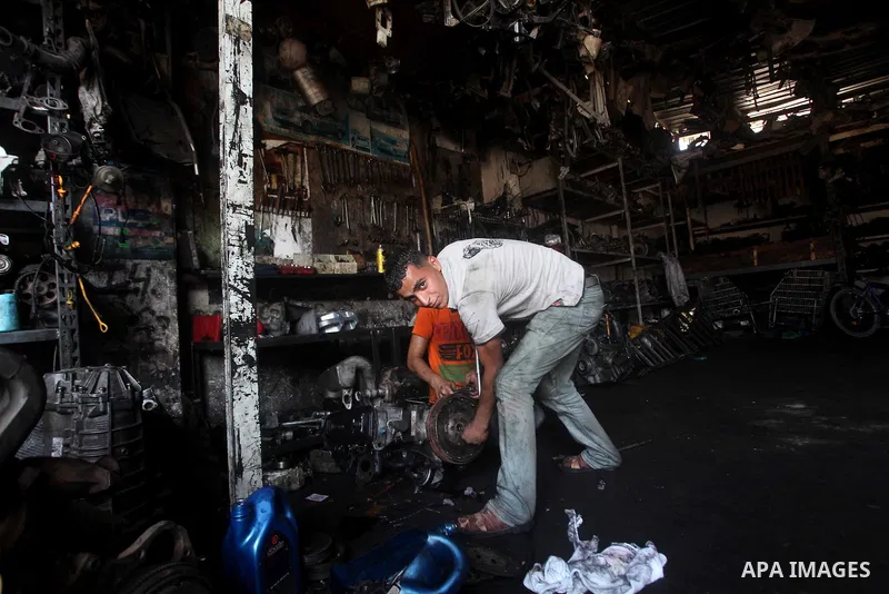 Palestinian auto mechanics work at their workshop in Gaza city, on September 08, 2012. Photo by Ashraf Amra