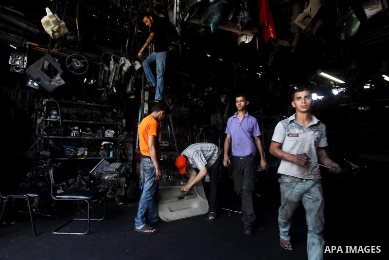 Palestinian auto mechanics work at their workshop in Gaza city, on September 08, 2012. Photo by Ashraf Amra