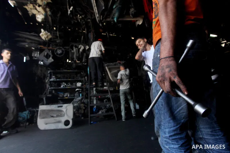 Palestinian auto mechanics work at their workshop in Gaza city, on September 08, 2012. Photo by Ashraf Amra
