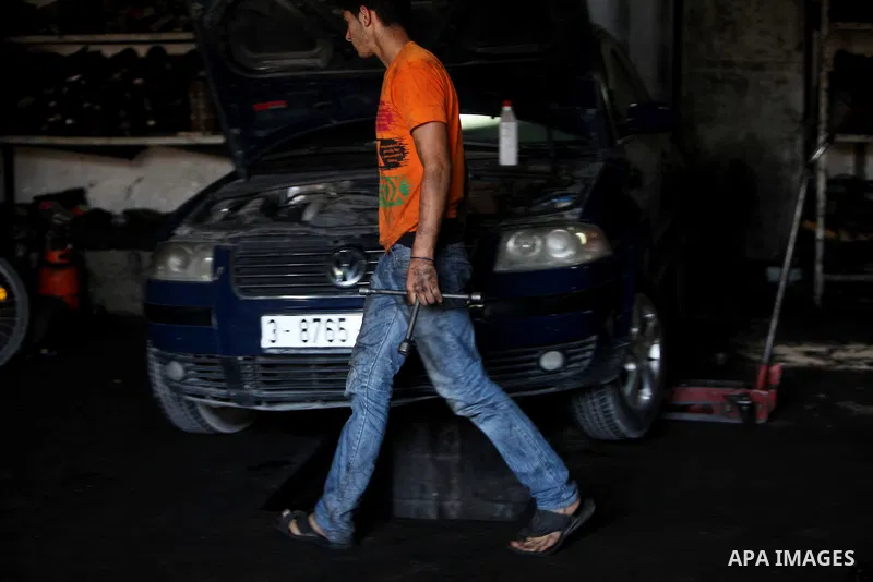 A Palestinian auto mechanic works at his workshop in Gaza city, on September 08, 2012. Photo by Ashraf Amra