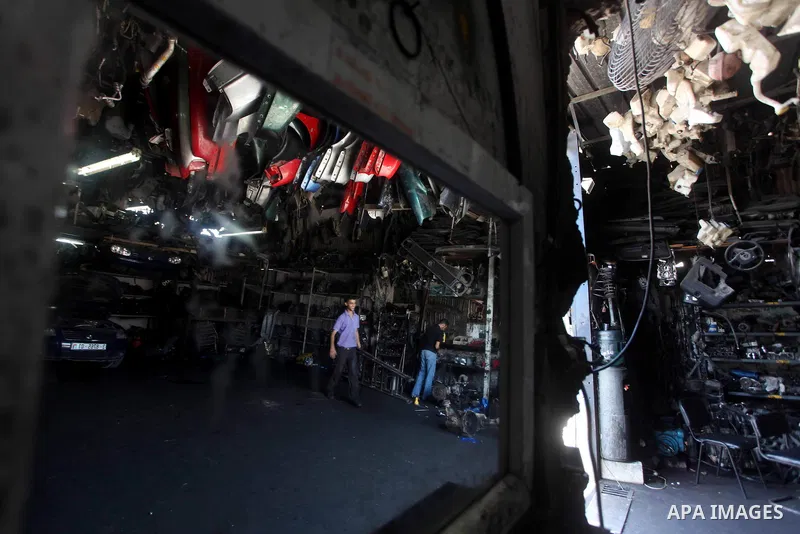 A Palestinian auto mechanic works at his workshop in Gaza city, on September 08, 2012. Photo by Ashraf Amra