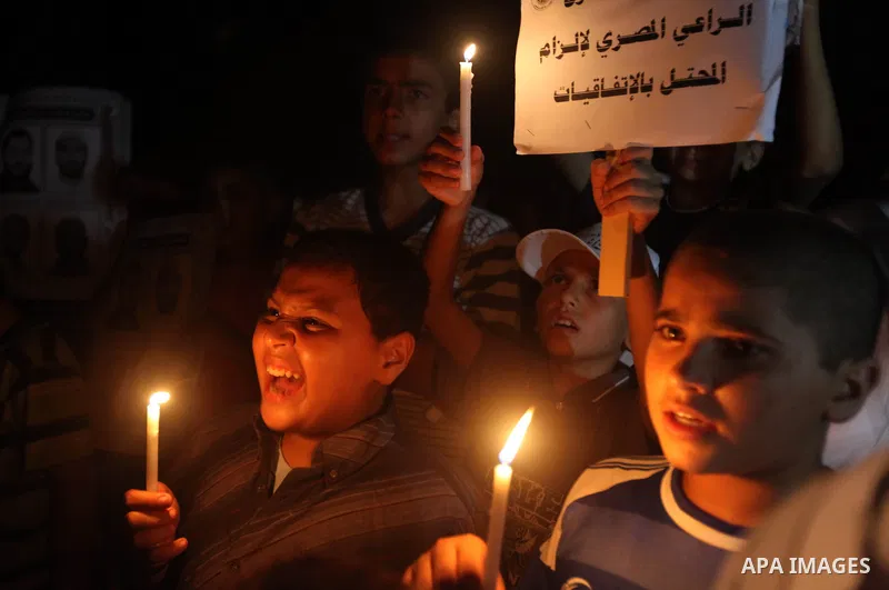 Palestinian children light candles during a rally in solidarity with prisoners in Israeli jails, in front of the Red Cross' offices in Gaza city, September 08, 2012. Photo by Majdi Fathi