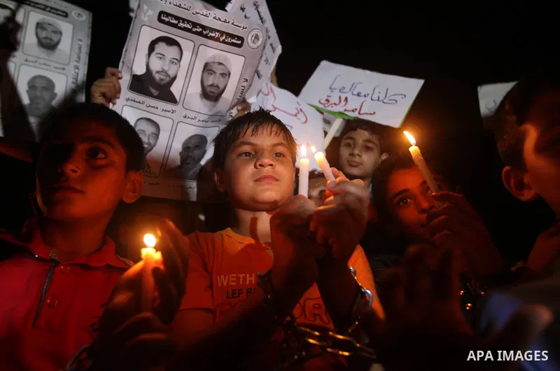 Palestinian children light candles during a rally in solidarity with prisoners in Israeli jails, in front of the Red Cross' offices in Gaza city, September 08, 2012. Photo by Majdi Fathi