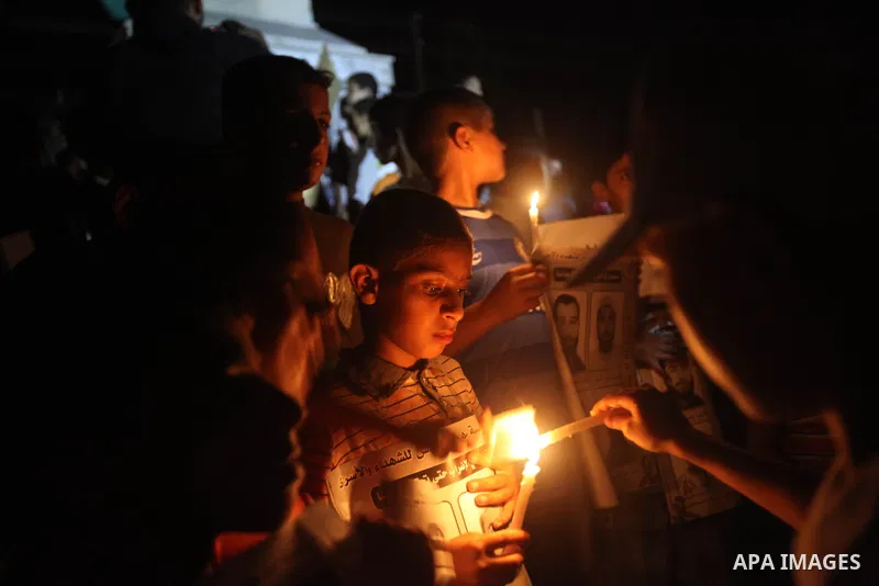 Palestinian children light candles during a rally in solidarity with prisoners in Israeli jails, in front of the Red Cross' offices in Gaza city, September 08, 2012. Photo by Majdi Fathi