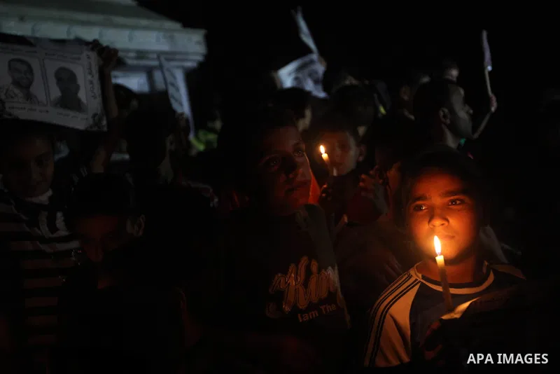 Palestinian children light candles during a rally in solidarity with prisoners in Israeli jails, in front of the Red Cross' offices in Gaza city, September 08, 2012. Photo by Majdi Fathi