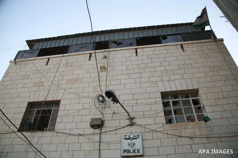 Palestinian protesters assault on a police station during a demonstration against high living costs and the government in the West Bank city of Hebron September 10, 2012. Palestinian youths attacked a local police statio...