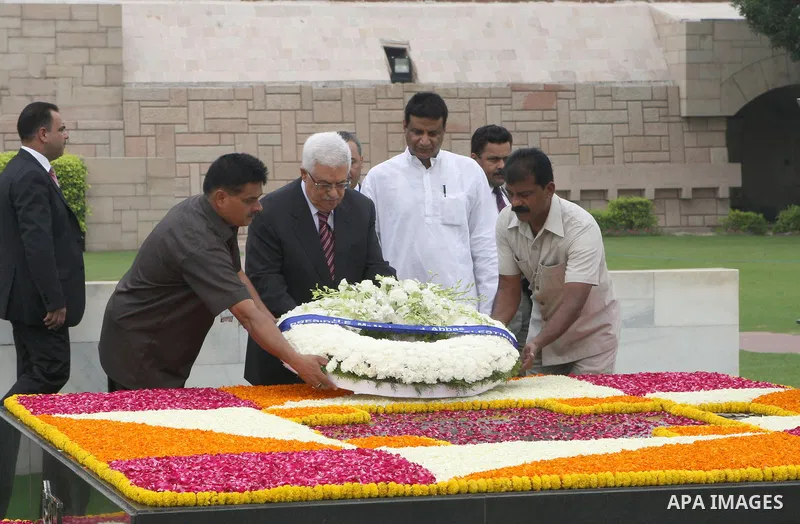 Palestinian President Mahmoud Abbas (Abu Mazen) lays a wreath at the tomb of the late Indian leader Mahatma Gandhi in the Indian capital, New Delhi, on Sep.11, 2012. Photo by Thaer Ganaim
