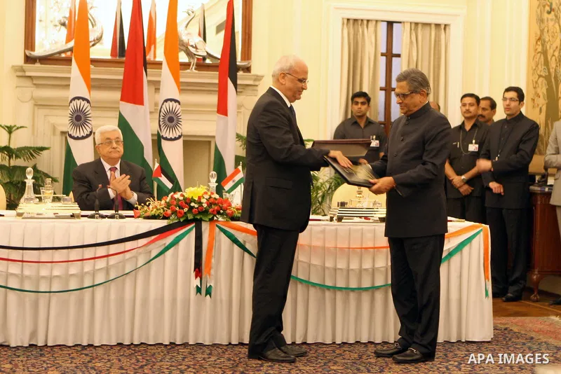 Palestinian President Mahmoud Abbas (Abu Mazen) meets with Prime Minister Manmohan Singh, in the Indian capital, New Delhi, on Sep.11, 2012. Photo by Thaer Ganaim