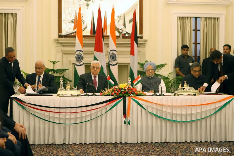 Palestinian President Mahmoud Abbas (Abu Mazen) meets with Prime Minister Manmohan Singh, in the Indian capital, New Delhi, on Sep.11, 2012. Photo by Thaer Ganaim