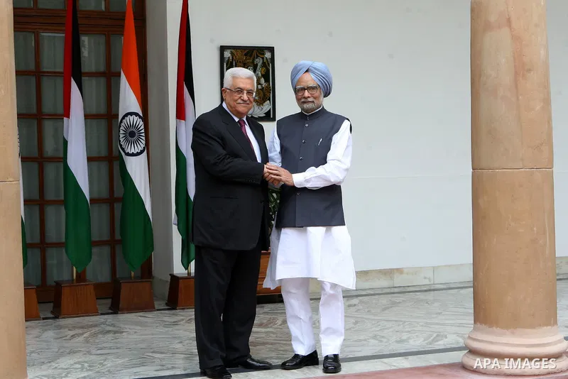 Palestinian President Mahmoud Abbas (Abu Mazen) meets with Prime Minister Manmohan Singh, in the Indian capital, New Delhi, on Sep.11, 2012. Photo by Thaer Ganaim