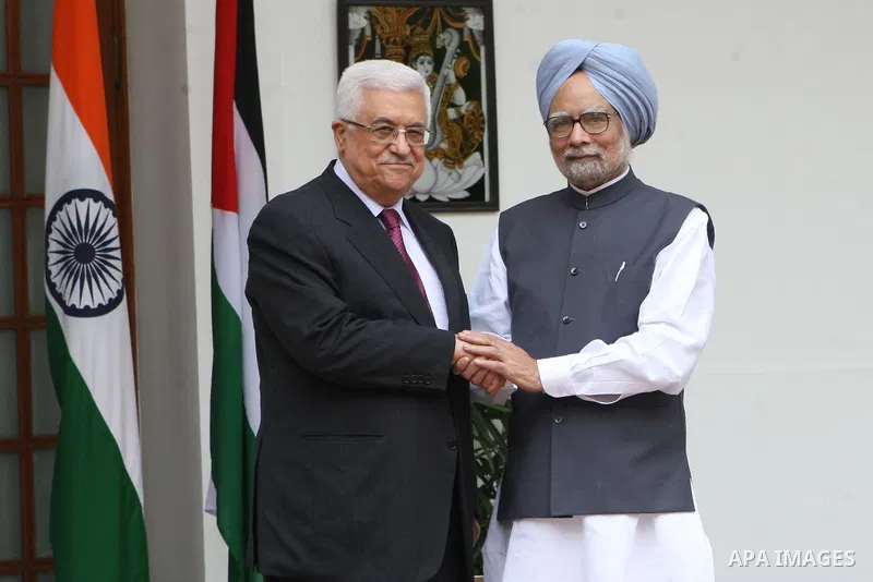 Palestinian President Mahmoud Abbas (Abu Mazen) meets with Prime Minister Manmohan Singh, in the Indian capital, New Delhi, on Sep.11, 2012. Photo by Thaer Ganaim