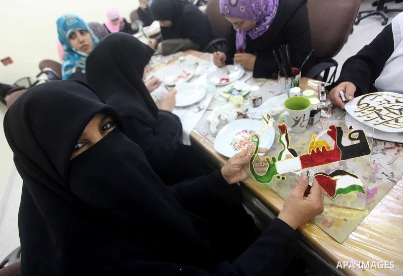 Palestinian students at the Islamic university of Gaza, participate in a project funded by the Turkish President ragab ardogan in Gaza City, on Sep. 12, 2012. during visit Consul General Shaker Ozcan Turkish Torlnr. Phot...