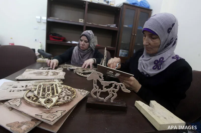 Palestinian students at the Islamic university of Gaza, participate in a project funded by the Turkish President ragab ardogan in Gaza City, on Sep. 12, 2012. during visit Consul General Shaker Ozcan Turkish Torlnr. Phot...