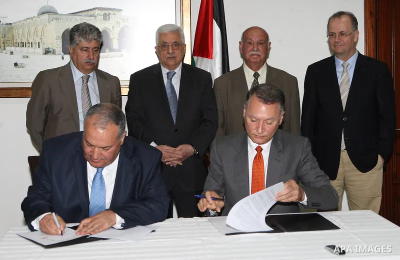 Palestinian President Mahmoud Abbas (Abu Mazen) signs of two agreements between the Palestinian institution of education for employment, in the West Bank city of Ramallah, on Sep. 15, 2012. Photo by Thaer Ganaim