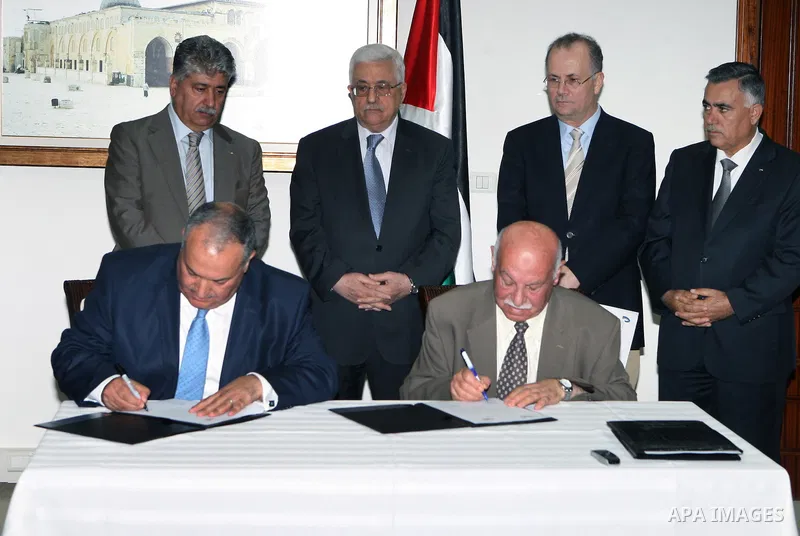 Palestinian President Mahmoud Abbas (Abu Mazen) signs of two agreements between the Palestinian institution of education for employment, in the West Bank city of Ramallah, on Sep. 15, 2012. Photo by Thaer Ganaim