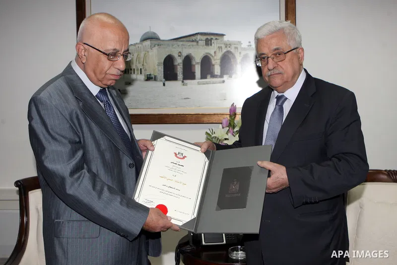 Palestinian President Mahmoud Abbas (Abu Mazen) awards Palestinian intellectuals, writers and professors with the award of distinction and merit in the West Bank city of Ramallah, Sept. 18, 2012. Photo by Thaer Ganaim