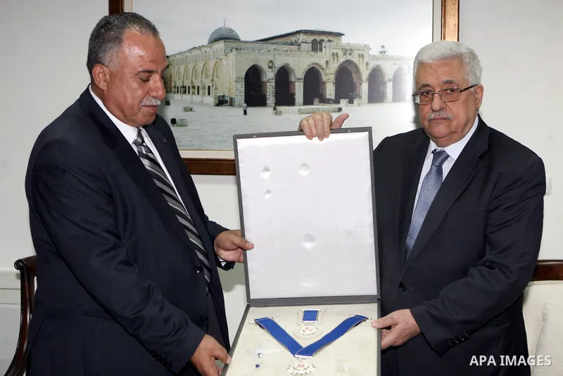 Palestinian President Mahmoud Abbas (Abu Mazen) awards Palestinian intellectuals, writers and professors with the award of distinction and merit in the West Bank city of Ramallah, Sept. 18, 2012. Photo by Thaer Ganaim