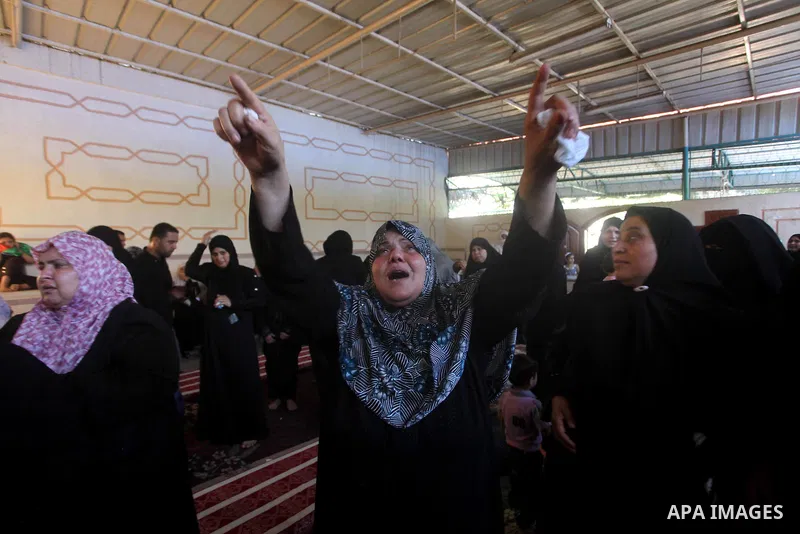 Relatives of Palestinian security official Ashraf Saleh mourn during his funeral in Rafah in the southern Gaza Strip September 20, 2012. Israel killed two Palestinian security officials, one of them Saleh, in the Hamas-r...