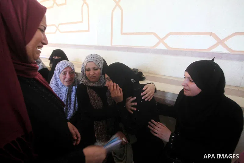Relatives of Palestinian security official Ashraf Saleh mourn during his funeral in Rafah in the southern Gaza Strip September 20, 2012. Israel killed two Palestinian security officials, one of them Saleh, in the Hamas-r...