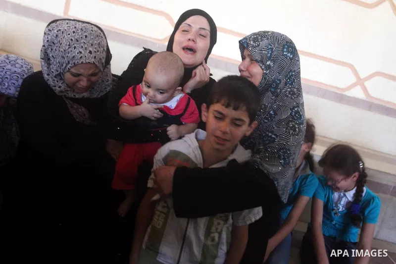 Relatives of Palestinian security official Ashraf Saleh mourn during his funeral in Rafah in the southern Gaza Strip September 20, 2012. Israel killed two Palestinian security officials, one of them Saleh, in the Hamas-r...
