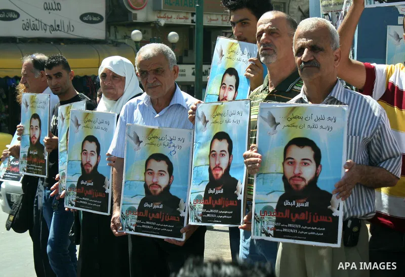 Palestinians participate a protest to calling for the liberty of Palestinians being held in Israeli jails, in the West Bank city of Nablus on September 23, 2012. Photo by Nedal Eshtayah