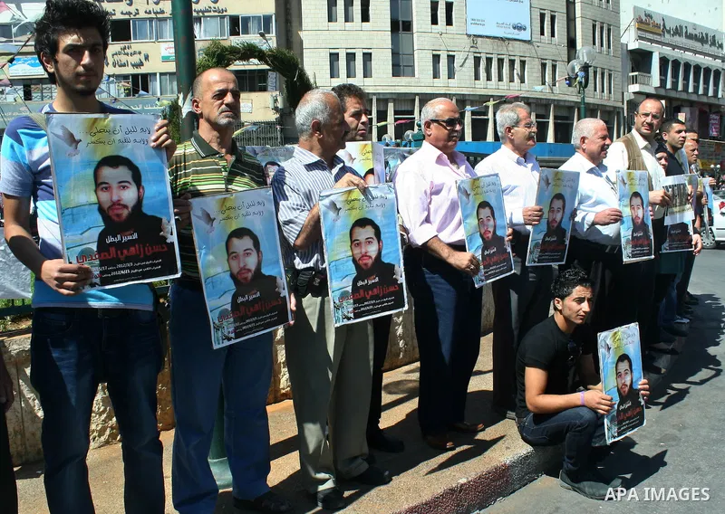 Palestinians participate a protest to calling for the liberty of Palestinians being held in Israeli jails, in the West Bank city of Nablus on September 23, 2012. Photo by Nedal Eshtayah