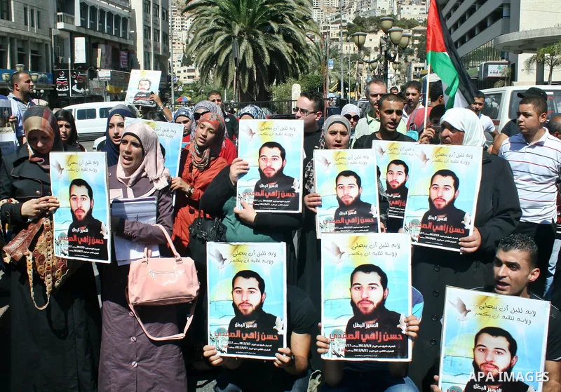 Palestinians participate a protest to calling for the liberty of Palestinians being held in Israeli jails, in the West Bank city of Nablus on September 23, 2012. Photo by Nedal Eshtayah