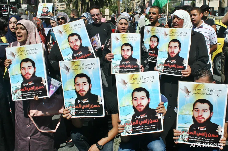 Palestinians participate a protest to calling for the liberty of Palestinians being held in Israeli jails, in the West Bank city of Nablus on September 23, 2012. Photo by Nedal Eshtayah