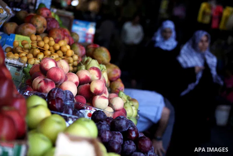Palestinian women buy fruits at a market in Gaza city, Sept. 23, 2012. The ministry of Agriculture in Gaza government decided stop import fruits from Israel except apples and bananas to support the local fruits products....