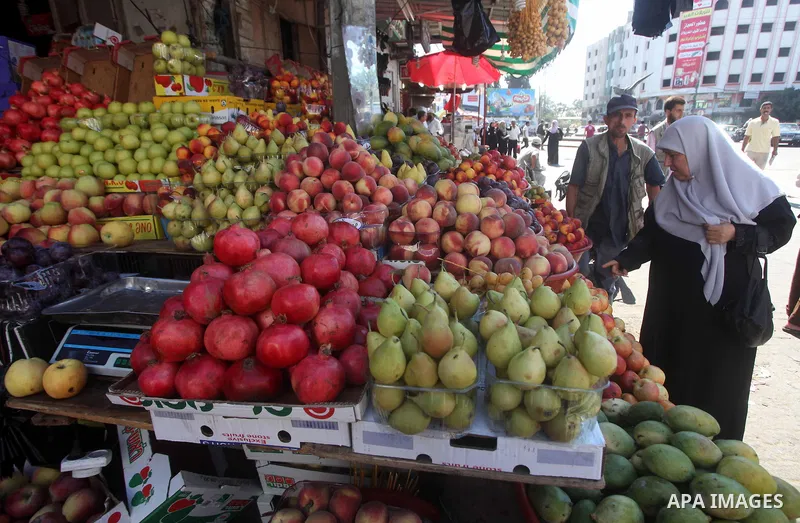 A Palestinian woman buys fruits at a market in Gaza city, Sept. 23, 2012. The ministry of Agriculture in Gaza government decided stop import fruits from Israel except apples and bananas to support the local fruits produc...