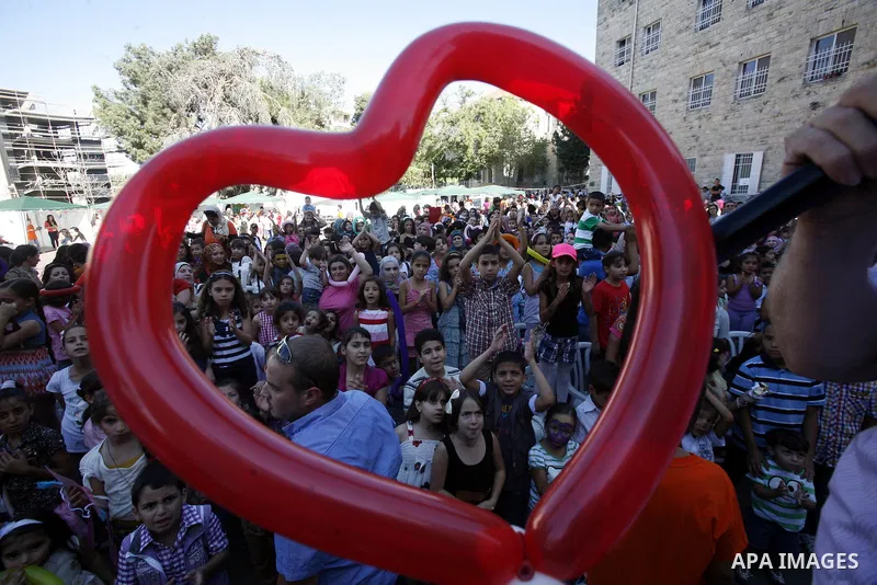 Palestinian children attend the Jerusalemite cakes festival in al-Sheikh Jarrah neighborhood in the east of Jerusalem city, on 23 September 2012. Photo by Mahfouz Abu Turk