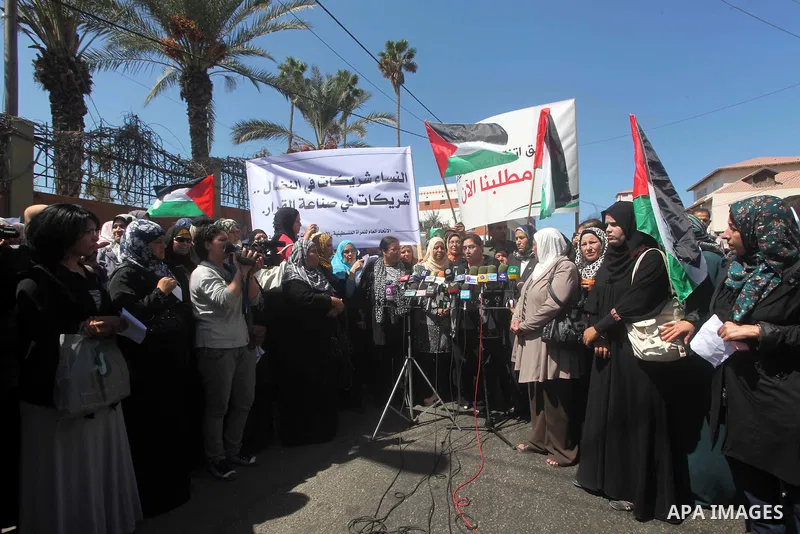 Palestinian women attend a protest calling for an end to Palestinian divisions between Fatah and Hamas, in Gaza city, on Sep. 25, 2012. Photo by Ashraf Amra