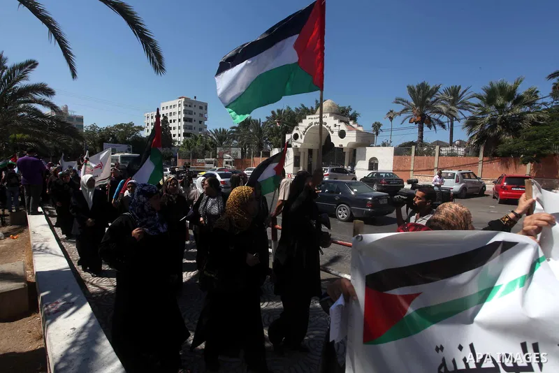 Palestinian women attend a protest calling for an end to Palestinian divisions between Fatah and Hamas, in Gaza city, on Sep. 25, 2012. Photo by Ashraf Amra