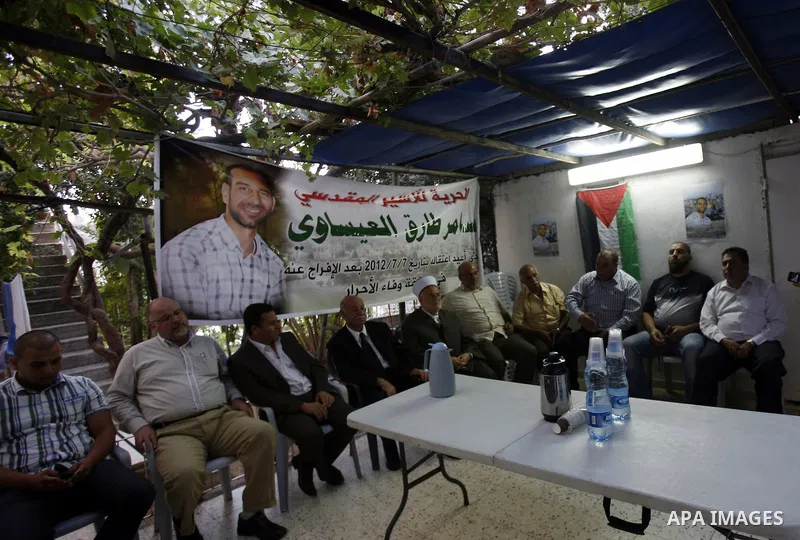 A delegation from the committee of "al-Morabeetin" visits the family of the hunger-striking prisoner in Israeli Jails Samer al-Essawi in solidarity with him, in Jerusalem, on September 25, 2012. Photo by Mahfouz Abu Turk