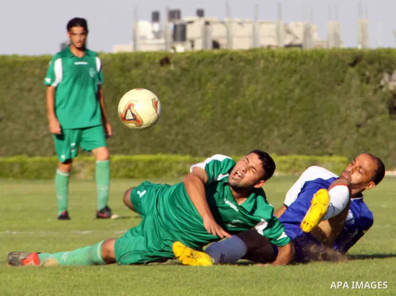 The Palestinian team of al-Shatie and the team of al-Shijaia during the premier league soccer match in Gaza city on 23 September 2012. Photo by Alaa Shamaly