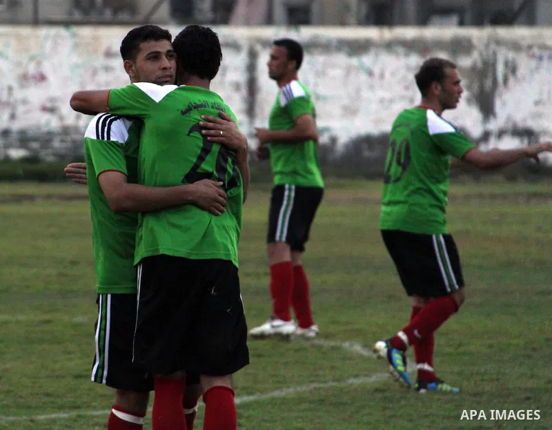The Palestinian team of Youth Khan Younis and the team of al-Shijaia during the premier league in Gaza city on 29 September 2012. Photo by Alaa Shamaly