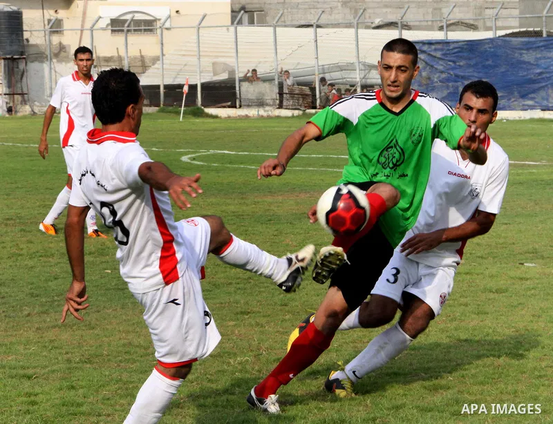 The Palestinian team of Youth Khan Younis and the team of al-Shijaia during the premier league in Gaza city on 29 September 2012. Photo by Alaa Shamaly