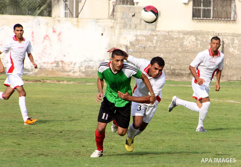 The Palestinian team of Youth Khan Younis and the team of al-Shijaia during the premier league in Gaza city on 29 September 2012. Photo by Alaa Shamaly