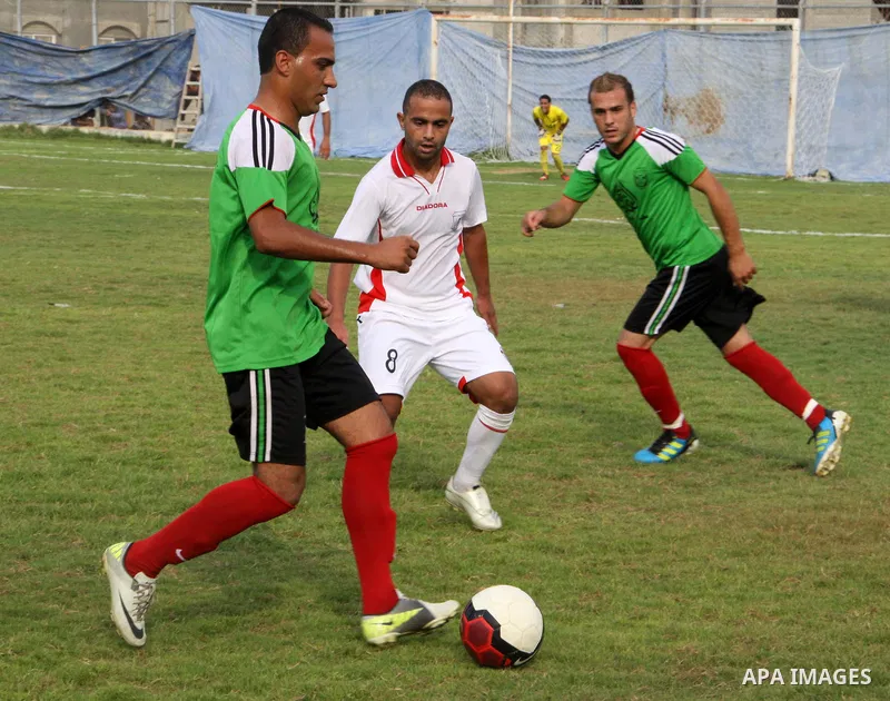 The Palestinian team of Youth Khan Younis and the team of al-Shijaia during the premier league in Gaza city on 29 September 2012. Photo by Alaa Shamaly