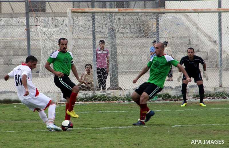 The Palestinian team of Youth Khan Younis and the team of al-Shijaia during the premier league in Gaza city on 29 September 2012. Photo by Alaa Shamaly