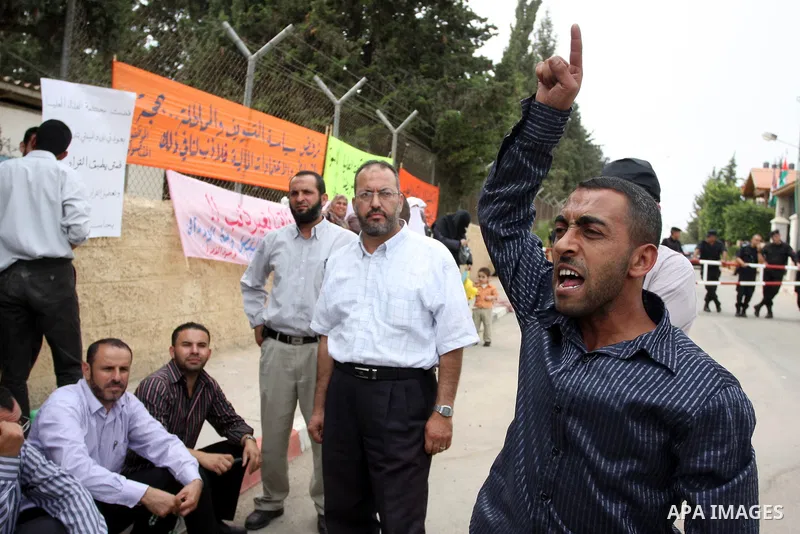 Palestinian employees protest outside the Palestinian Cabinet office against the government decision to dismiss them from their job because of their political affiliation, in the West Bank city of Ramallah on October 1,...