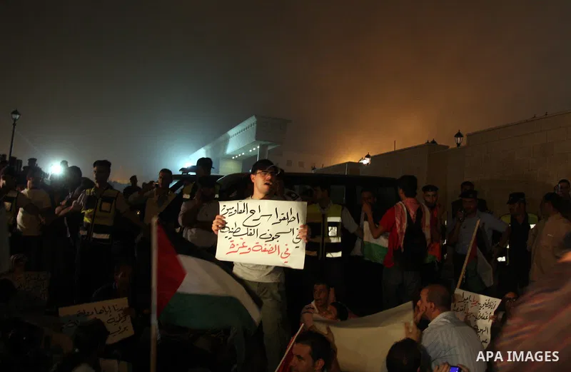Palestinian protesters from the West Bank town of Ramallah, march towards the Palestinian Presidential compound as they hold slogans against the Palestinian Authority security forces, in Ramallah, West Bank, 02 October 2...