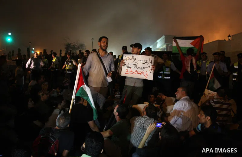 Palestinian protesters from the West Bank town of Ramallah, march towards the Palestinian Presidential compound as they hold slogans against the Palestinian Authority security forces, in Ramallah, West Bank, 02 October 2...