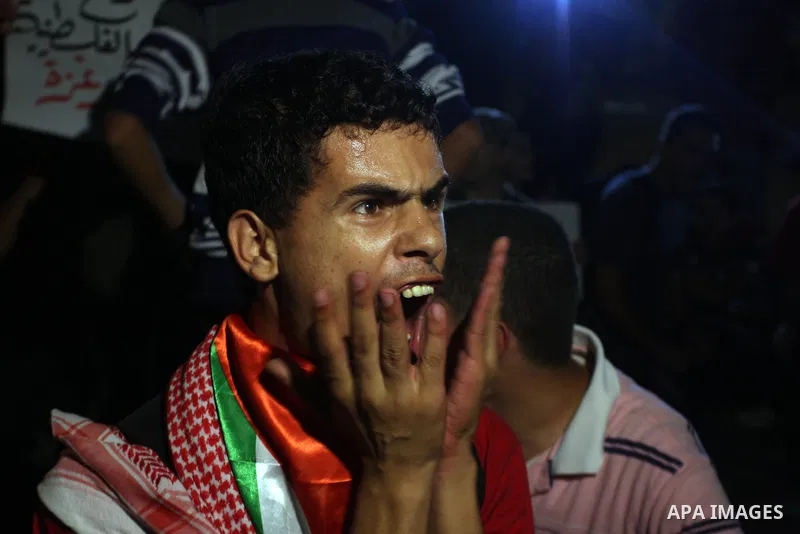 Palestinian protesters from the West Bank town of Ramallah, march towards the Palestinian Presidential compound as they hold slogans against the Palestinian Authority security forces, in Ramallah, West Bank, 02 October 2...