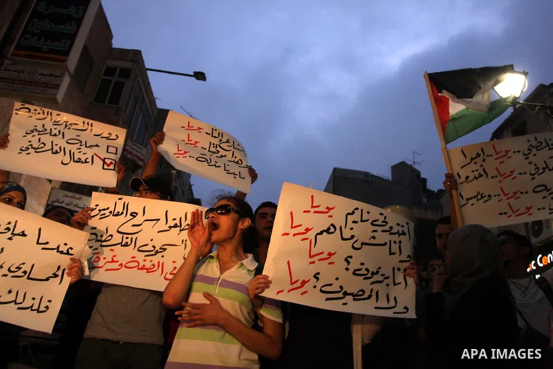 Palestinian protesters from the West Bank town of Ramallah, march towards the Palestinian Presidential compound as they hold slogans against the Palestinian Authority security forces, in Ramallah, West Bank, 02 October 2...