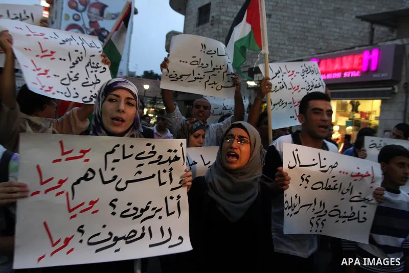 Palestinian protesters from the West Bank town of Ramallah, march towards the Palestinian Presidential compound as they hold slogans against the Palestinian Authority security forces, in Ramallah, West Bank, 02 October 2...